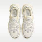 ナイキ V2K ラン ウィメンズシューズ リフレクティブ (再帰反射) アクセント付き