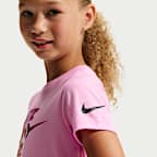Playera con gráfico de cachorrito para niños talla pequeña Nike