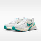 Tenis con detalles reflejantes para mujer Nike V2K Run