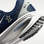 Tenis de correr en pavimento de la NFL para hombre Nike Vomero 18 (Dallas Cowboys)