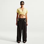 Haut court à manches courtes torsadé avec col en V NikeSKIMS Performance Cotton Blend pour femme