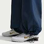 Cargofotbollsbyxor Paris Saint-Germain Everything Wovens (bortaställ) Nike Sportswear med medelhög midja för kvinnor