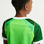 Jersey de fútbol de manga corta Nike Dri-FIT de Nigeria local 2026 Stadium para niños talla grande