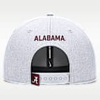 Gorra de rejilla universitaria Nike Dri-FIT ajustable para hombre Alabama On-Field Rise Gameday