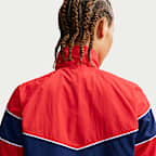 Chamarra de fútbol Nike de tejido Woven con protección contra los rayos UV para mujer Noruega Windrunner