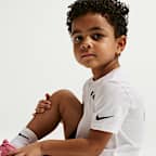 Playera con gráfico Soccer World Tour infantil Nike