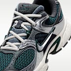 ナイキ V5 RNR ウィメンズシューズ リフレクティブ (再帰反射) アクセント付き