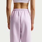 Nike Studio Fleece Oversize-Hose aus mittelschwerem Material mit hohem Bund und Bündchen (Damen)