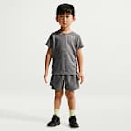 Conjunto de playera Miler y shorts Dri-FIT infantil Nike