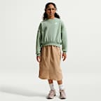 Sweatshirt de gola redonda com corte a direito Nike Sportswear Club Fleece para rapariga