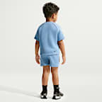 Conjunto de playera y shorts Tech Fleece para infantil Nike