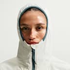 Chamarra con protección contra los rayos UV para mujer Nike ACG "Five Towers"