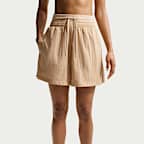 Nike Sportswear laza szabású, magas derekú, könnyű, hasadásgátló női rövidnadrág