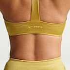 NikeSKIMS Satin Shine Sport-BH mit tiefem Ausschnitt
