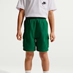 Nike Sportswear Set aus T-Shirt mit Tasche und French Terry-Shorts (jüngere Kinder)