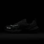 รองเท้าผู้หญิง Nike V2K Run พร้อมส่วนเน้นสะท้อนแสง