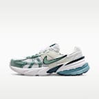 รองเท้าผู้หญิง Nike V2K Run พร้อมส่วนเน้นสะท้อนแสง