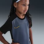 Playera de fútbol Dri-FIT para niños talla grande Nike Academy
