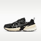 ナイキ V2K ラン ウィメンズシューズ リフレクティブ (再帰反射) アクセント付き