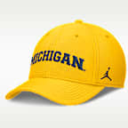 Gorra universitaria marca Jordan para hombre Dri-FIT Michigan Classic Swooshflex