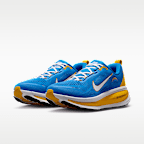 Tenis de correr en pavimento de la NFL para hombre Nike Vomero 18 (Los Angeles Chargers)