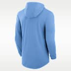 Playera con gorro de manga larga universitaria Nike Dri-FIT para hombre North Carolina Legacy Arch