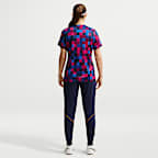Playera de futbol Nike Dri-FIT para antes del partido para mujer, FC Barcelona