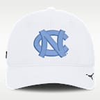Gorra universitaria Dri-FIT marca Jordan para hombre North Carolina Sideline Practice