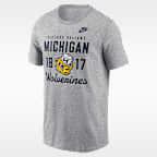 Playera universitaria Nike para hombre Michigan Legacy Stacked Est