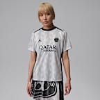 Paris Saint-Germain Academy Pro Night Edition Jordan Dri-FIT mérkőzés előtti, rövid ujjú női futballfelső