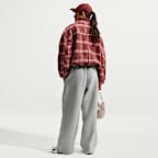 Pantaloni oversize a vita alta plissettati con orlo aperto Nike Studio Fleece pesante – Donna