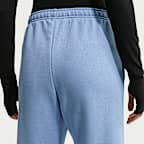 Nike Studio Fleece mittelschwere Hose mit mittelhohem Bund und offenem Saum (Damen)