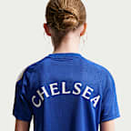 Playera de fútbol de manga corta Nike Dri-FIT para niños talla grande Chelsea FC Strike