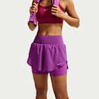 กางเกงวิ่งขาสั้นเอวสูงแบบ 2-in-1 ผู้หญิง Dri-FIT Nike Flow