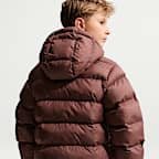 Chamarra acolchada Therma-FIT holgada para niños talla grande Nike Sportswear All Day Play