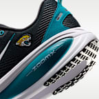 Tenis de correr en pavimento de la NFL para hombre Nike Vomero 18 (Jacksonville Jaguars)