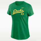 Playera universitaria Nike para mujer Oregon Athletic Prep Arch Local Script