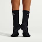 NikeSKIMS 2.0 ウィメンズ Dri-FIT ピラティス グリップ クルーソックス (1足)