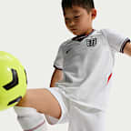 Kit de 3 piezas de fútbol Nike Replica para niños talla pequeña Inglaterra local 2026 Stadium