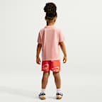 Conjunto de dos piezas de playera Floatie y shorts para niños talla pequeña Nike Sportswear Club