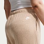 Pants de tiro medio Nike Sportswear con gráfico para mujer Club Fleece (talla grande)