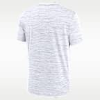 Playera universitaria Nike Dri-FIT para hombre Tennessee Campus Chest Stack Velocity