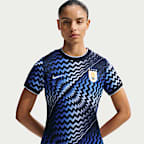 Playera de fútbol de manga corta Nike Dri-FIT para antes del partido para mujer Uruguay