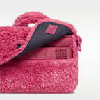 Nike műszőrme crossbody táska nagyobb gyerekeknek (1 l)