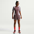 Nike Swift Dri-FIT 2-i-1 løpeshorts med mellomhøyt liv til dame