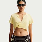 Haut court à manches courtes torsadé avec col en V NikeSKIMS Performance Cotton Blend pour femme