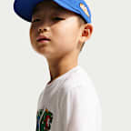 Playera con gráfico de varios deportes de corte cuadrado para niños talla pequeña Nike