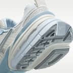 รองเท้าผู้หญิง Nike V2K Run พร้อมส่วนเน้นสะท้อนแสง