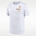 Playera universitaria Nike Dri-FIT para hombre Tennessee Campus Chest Stack Velocity