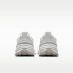 รองเท้าผู้หญิง Nike V2K Run พร้อมส่วนเน้นสะท้อนแสง